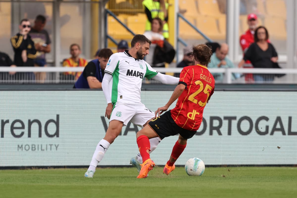 Jugador de Sassuolo en acción contra Lecce