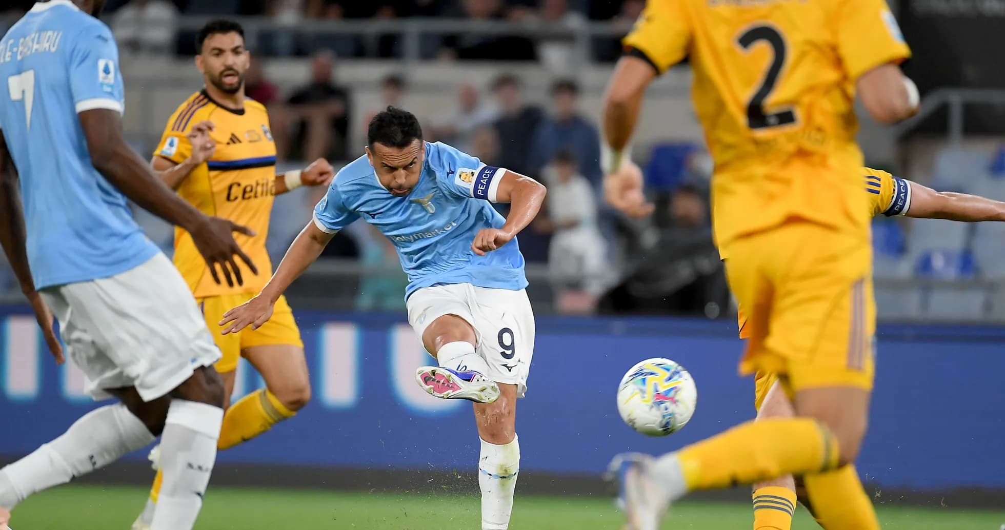 Lazio disparando a puerta contra Pisa