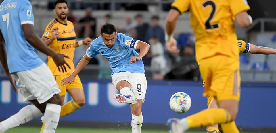 Lazio disparando a puerta contra Pisa