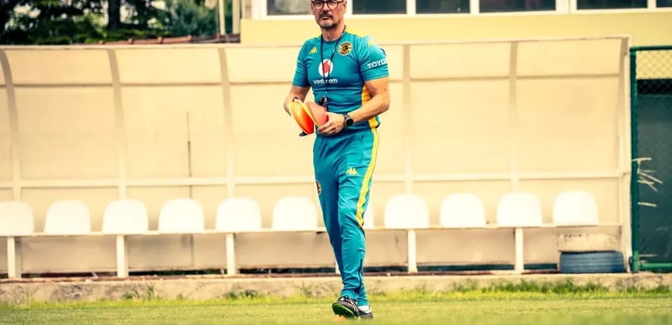 Entrenador caminando en el campo con conos