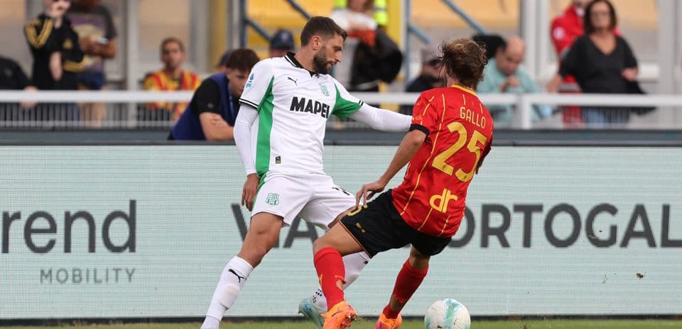 Jugador de Sassuolo enfrentando a Lecce