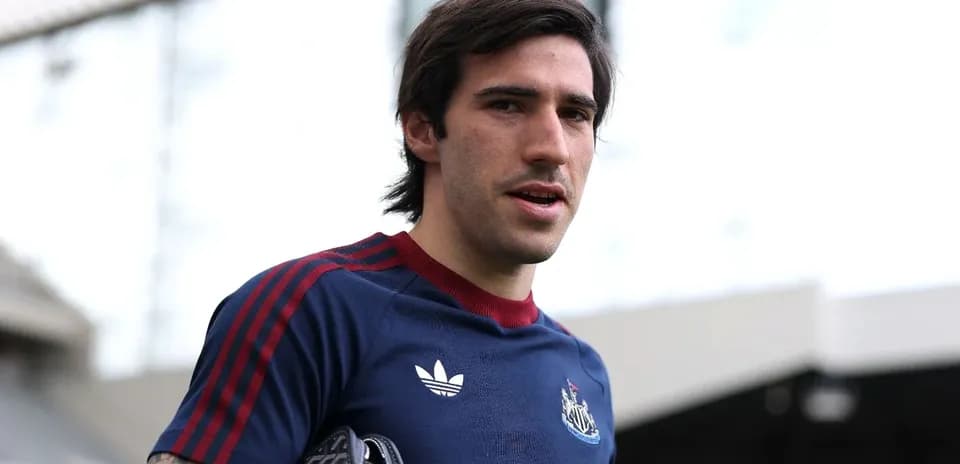 Jugador de Newcastle saliendo del estadio con balón