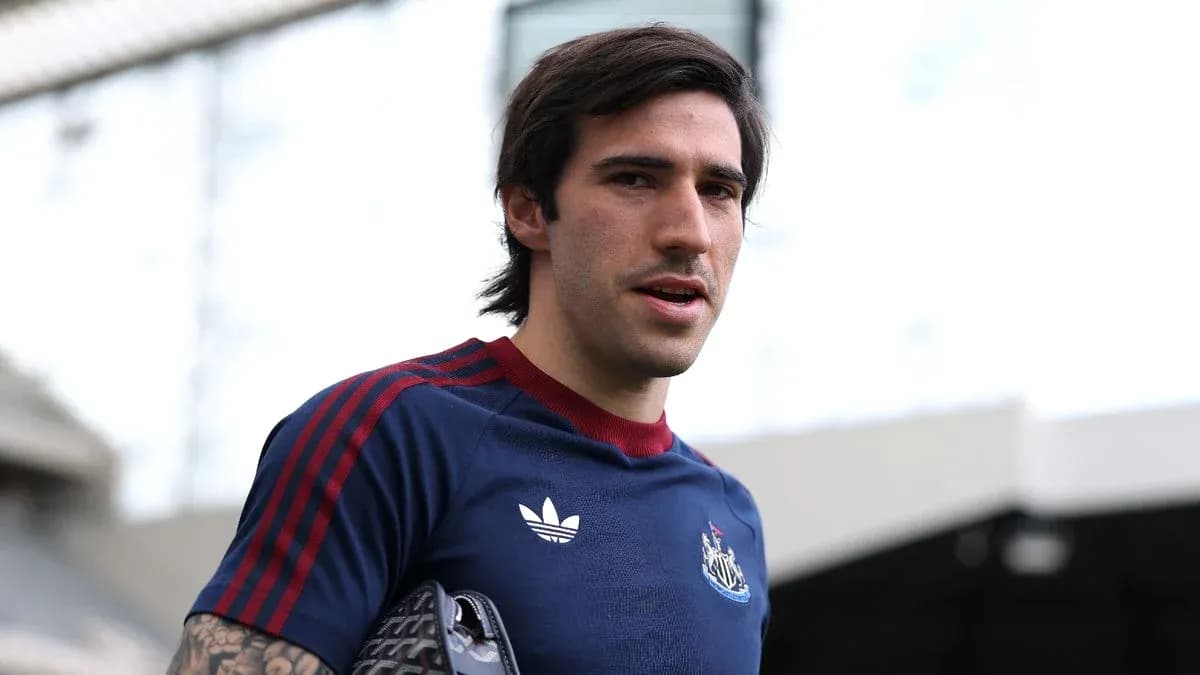Jugador de Newcastle saliendo del estadio con balón