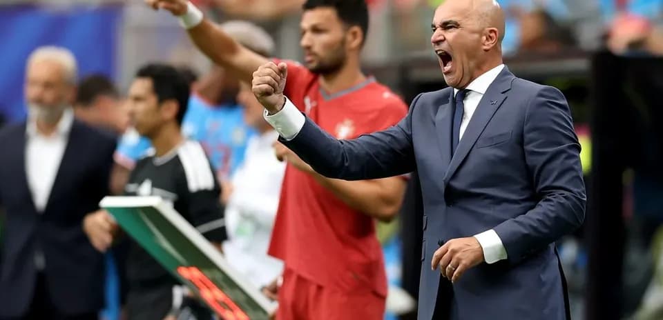 Entrenador animando a su equipo durante el partido