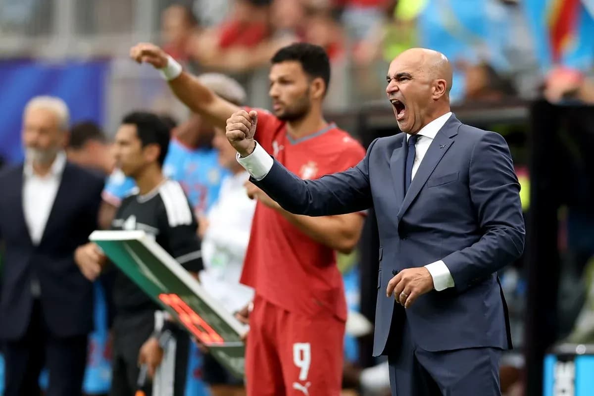 Entrenador animando a su equipo durante el partido