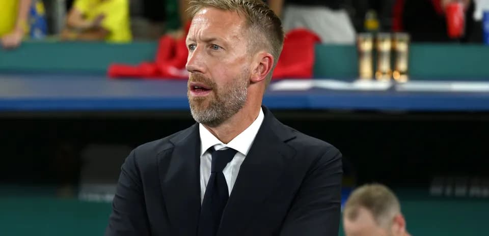Entrenador observando el partido desde la banca