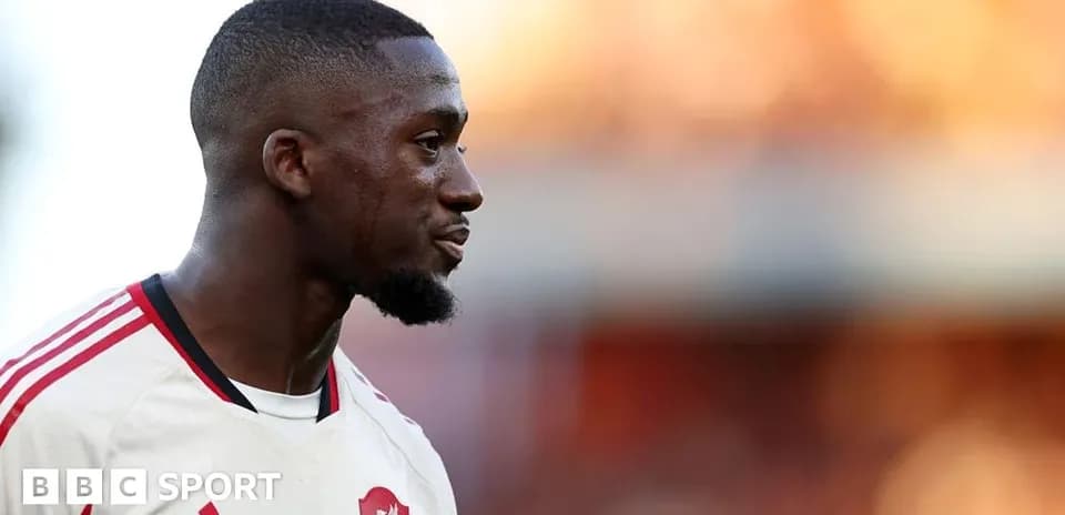 Jugador de Liverpool en perfil durante partido