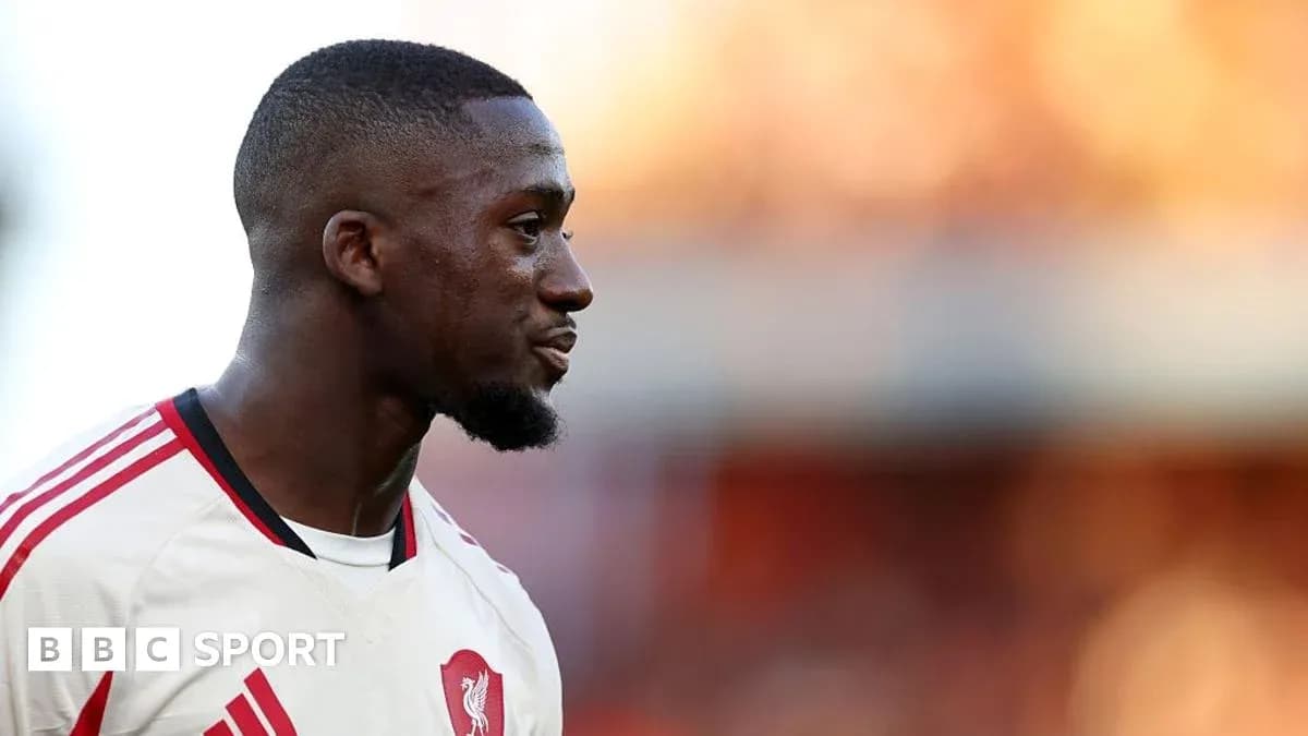 Jugador de Liverpool en perfil durante partido
