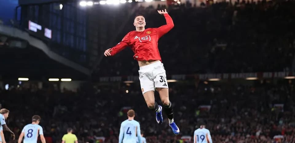 Jugador de Manchester United celebrando un gol en el partido