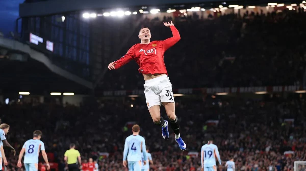 Jugador de Manchester United celebrando un gol en el partido
