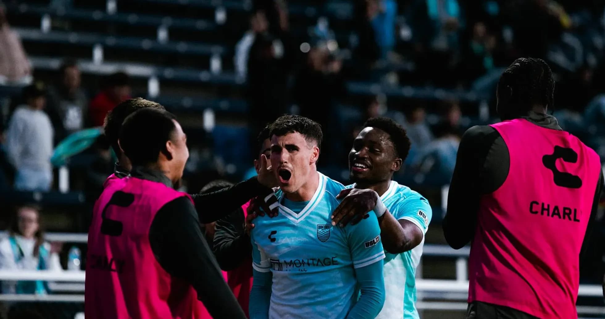 Jugadores celebrando un gol en el partido