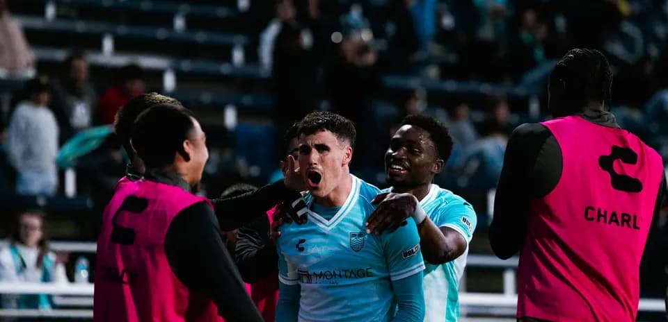 Jugadores celebrando un gol en el partido