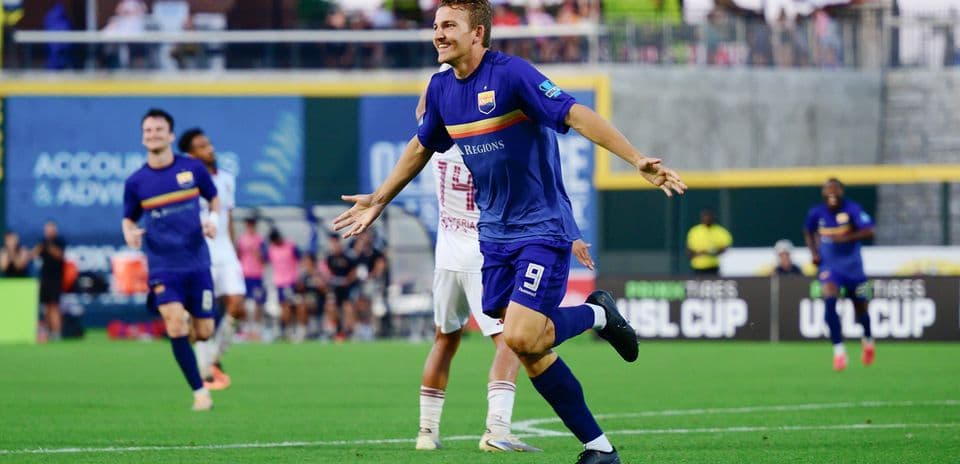 Jugador celebra un gol durante el partido