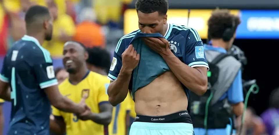Jugador de Alemania con camiseta levantada tras partido