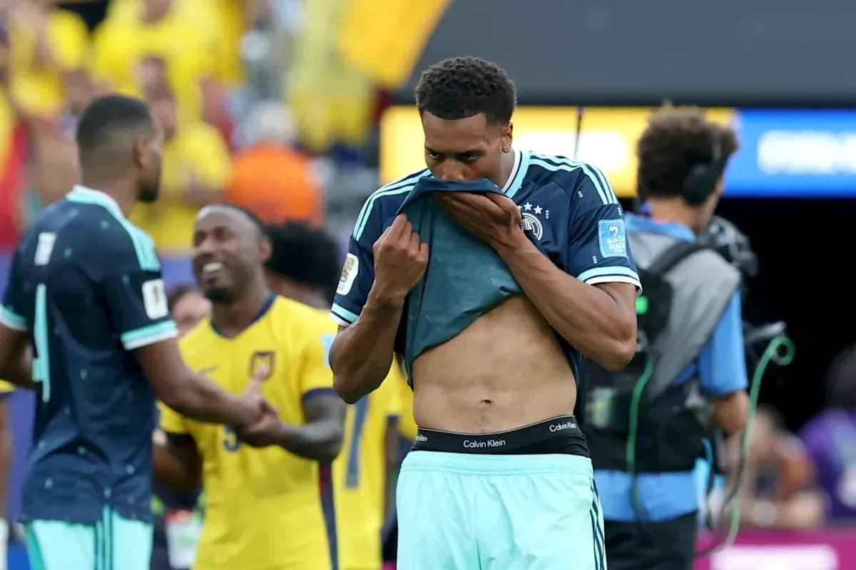 Jugador de Alemania con camiseta levantada tras partido