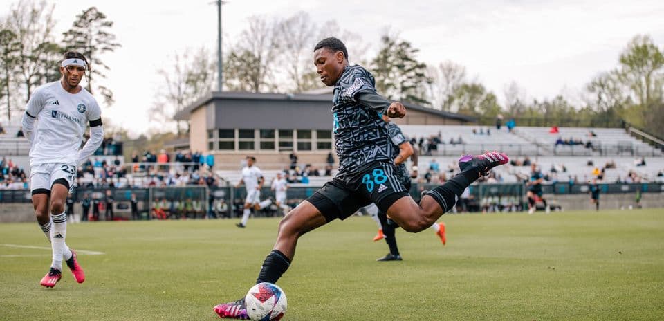 Jugador de Huntsville City pateando el balón