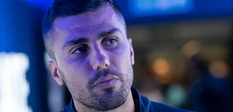 Hombre con camiseta deportiva en ambiente iluminado