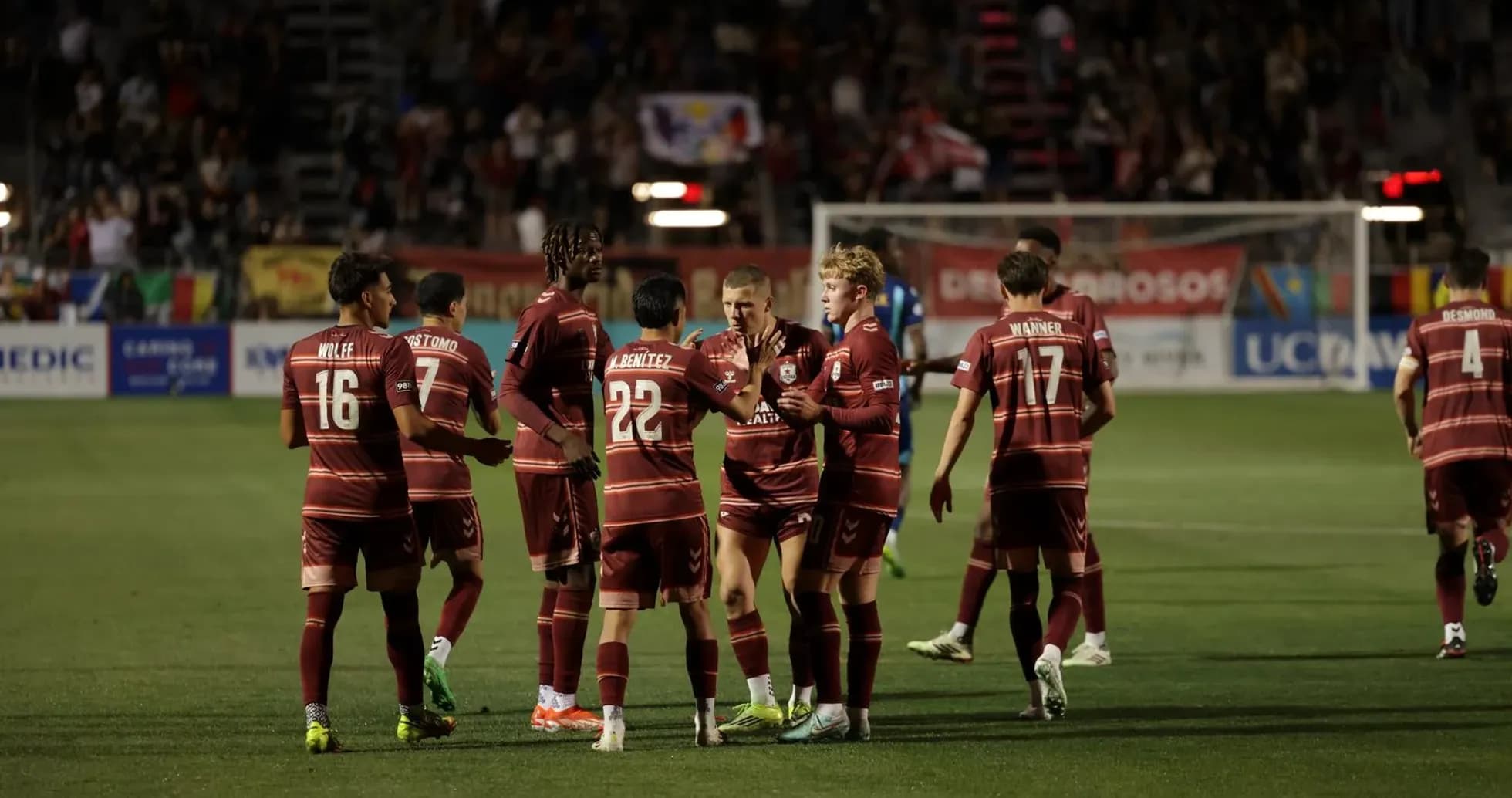 Jugadores de Colorado Springs celebrando un gol