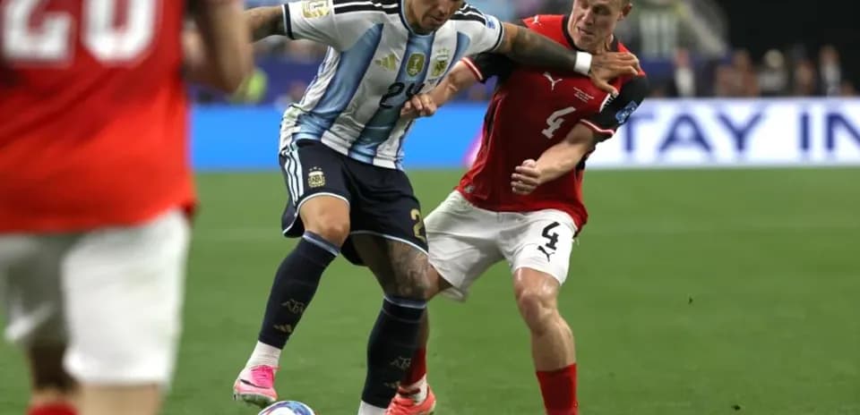 Jugador argentino driblando a defensor austriaco