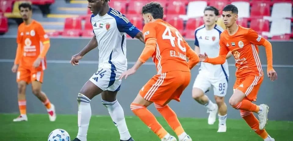 Jugadores compitiendo en el partido Al Wahda U23 vs Al Dhafra U23