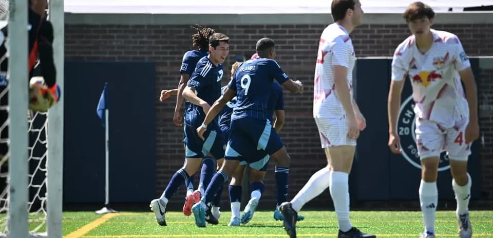 Jugadores celebrando un gol durante el partido