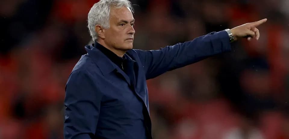 Entrenador señalando durante un partido de fútbol