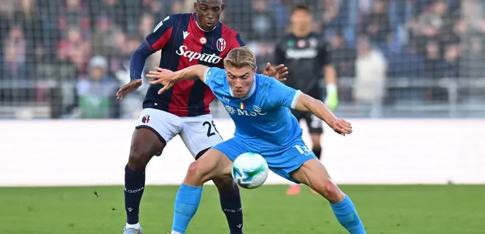 Jugador de Bologna presionando a jugador de Napoli