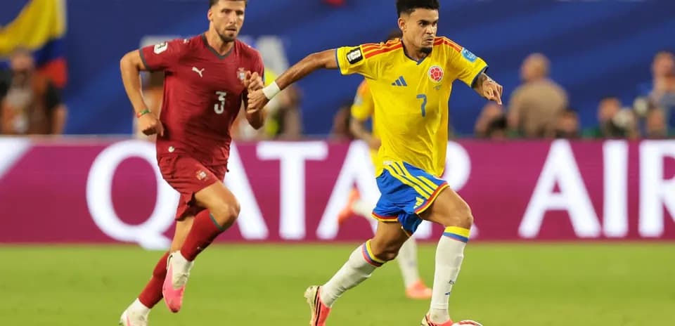 Jugador colombiano corriendo con el balón