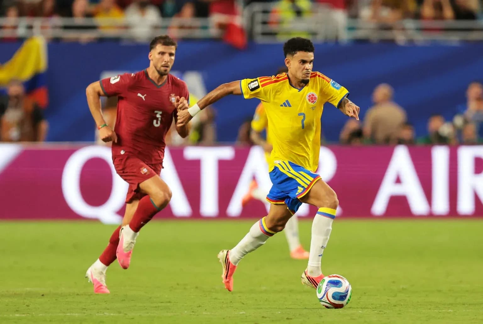Jugador colombiano corriendo con el balón