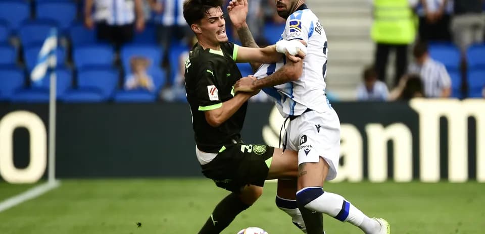 Jugadores luchando por el balón en La Liga