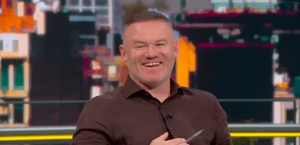 Hombre sonriendo en un programa de televisión