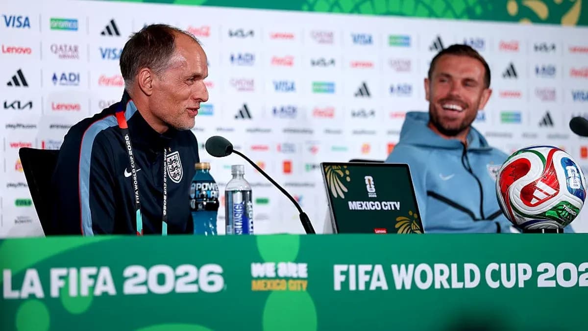 Entrenador y jugador en conferencia de prensa de la FIFA