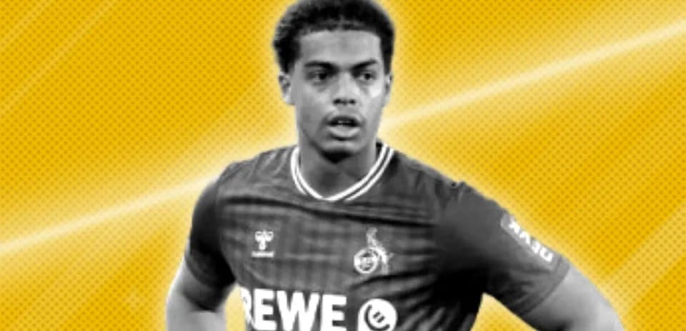 Jugador con camiseta de REWE en fondo amarillo