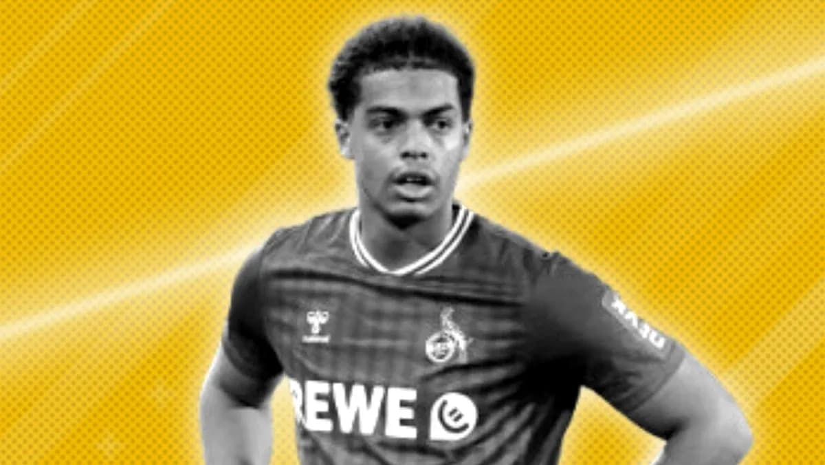 Jugador con camiseta de REWE en fondo amarillo