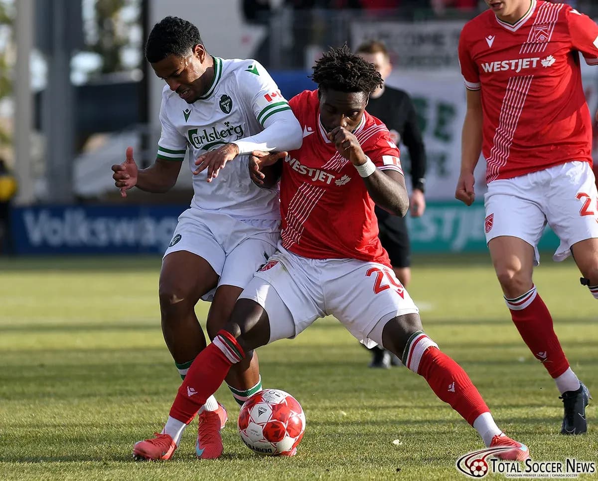 Jugador compitiendo por el balón en partido