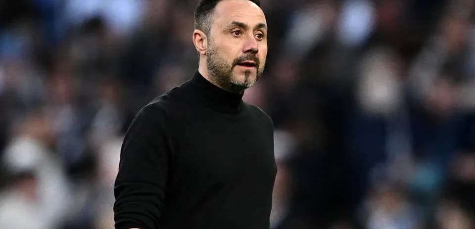 Entrenador dirigiendo desde la línea de banda