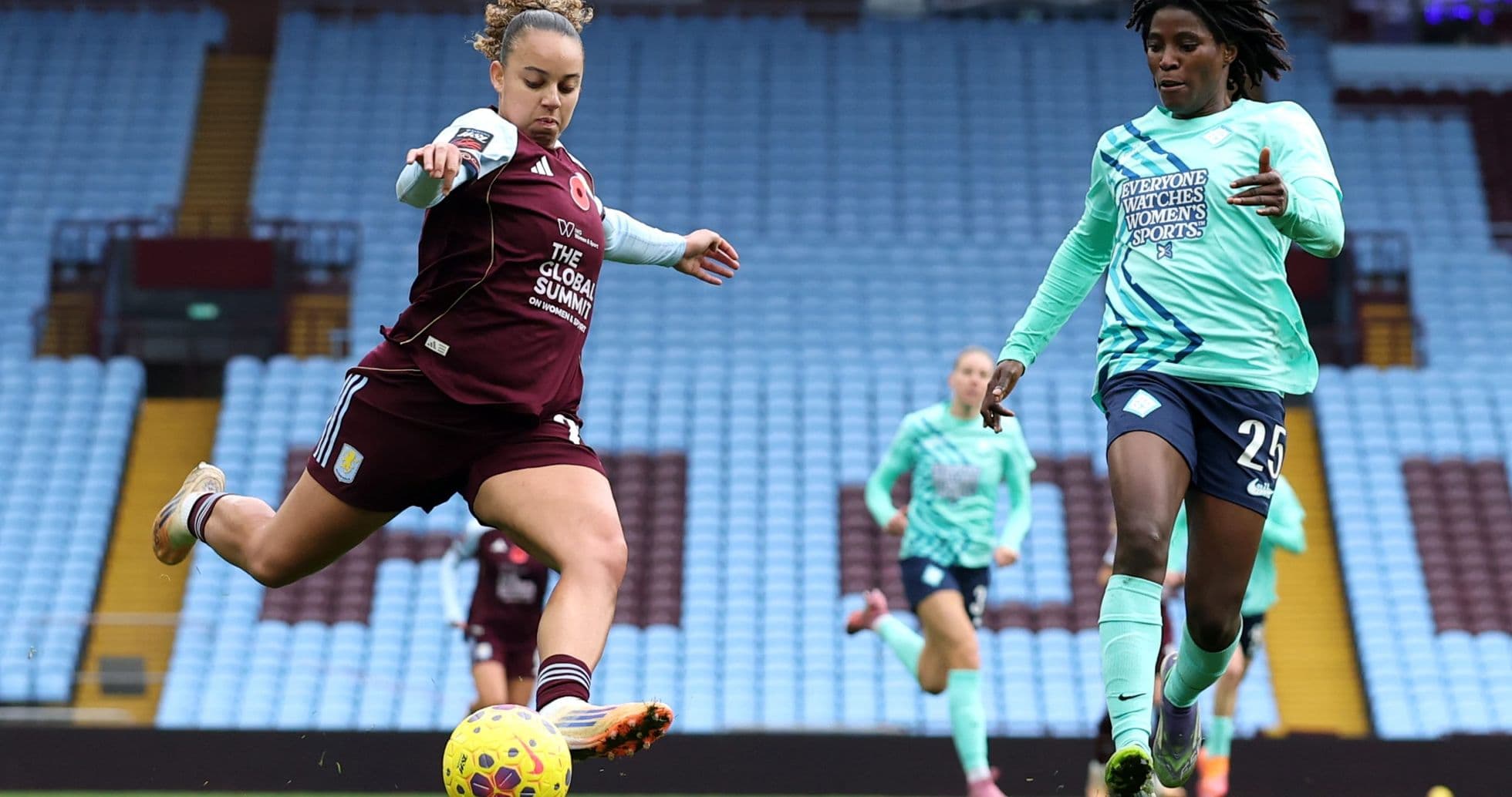 Jugadora de Aston Villa dispara el balón en el partido