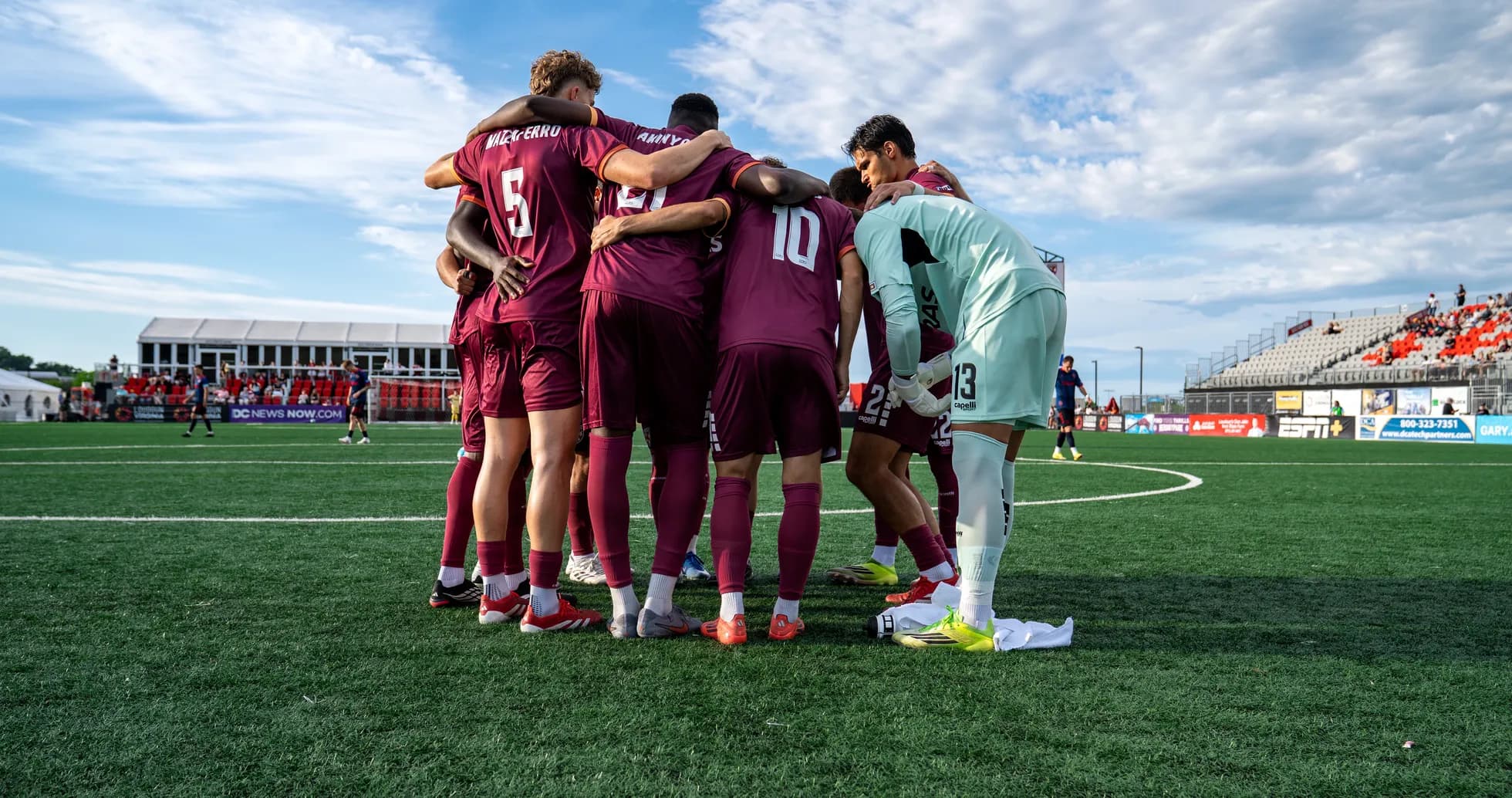 Jugadores de Loudoun United en reunión previa al partido