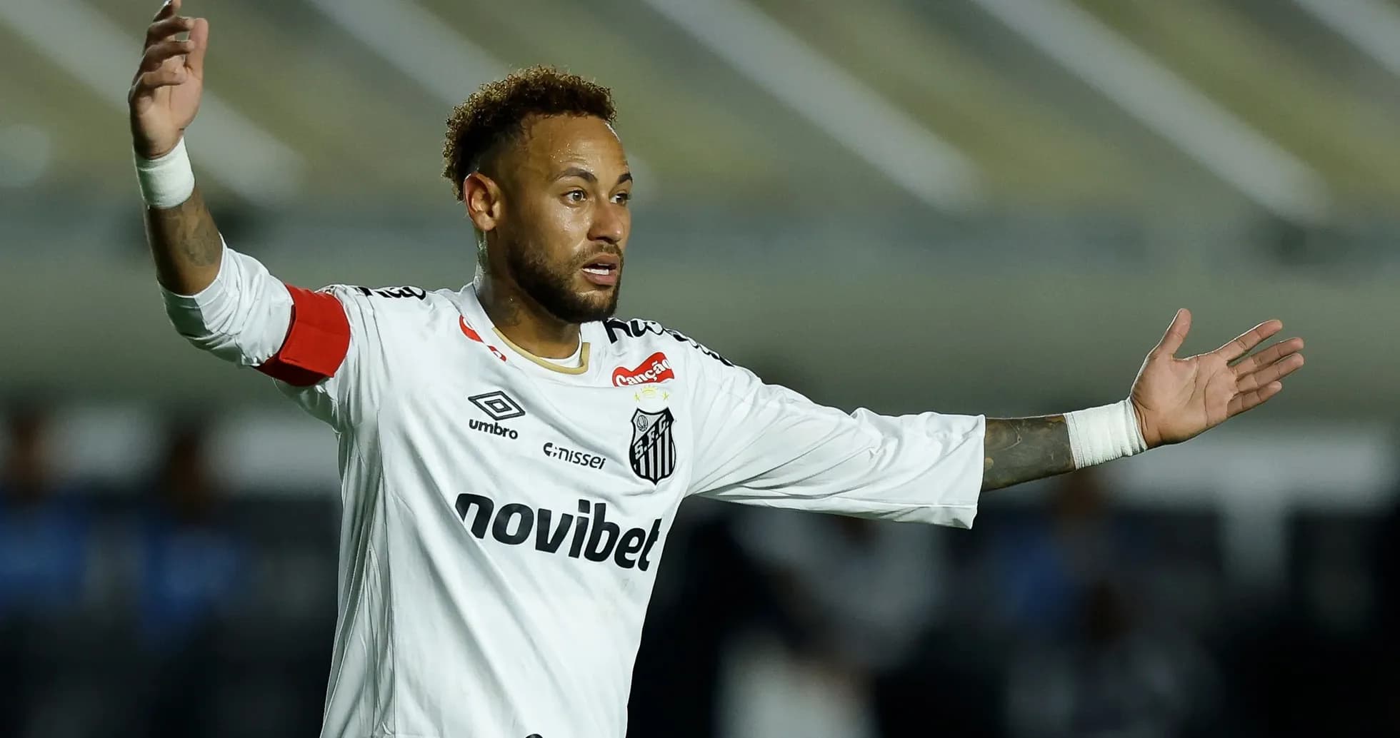 Neymar gesticulando durante partido con Santos