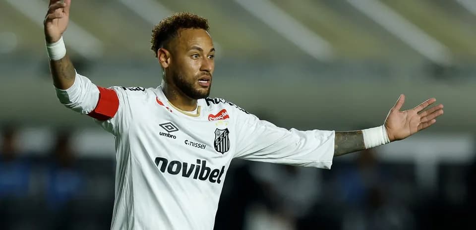 Neymar gesticulando durante partido con Santos