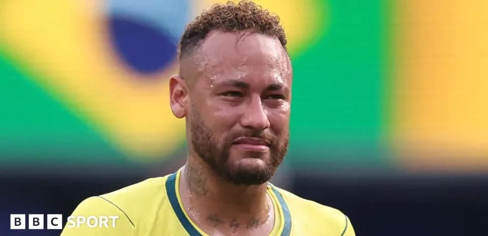 Jugador de fútbol con camiseta amarilla en campo