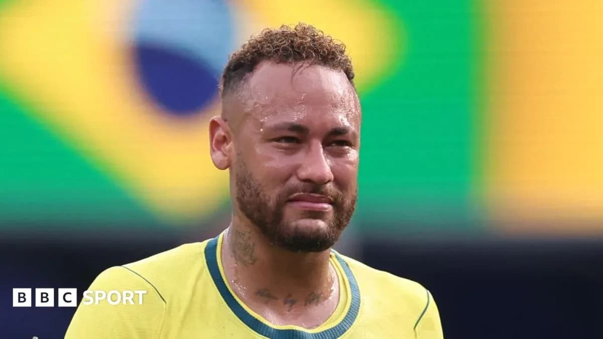 Jugador de fútbol con camiseta amarilla en campo
