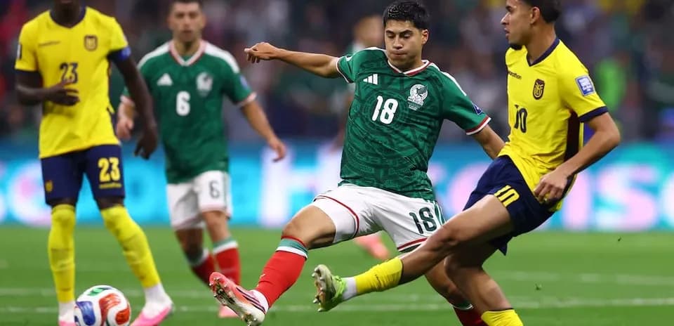 Jugador de México disputando el balón contra Ecuador