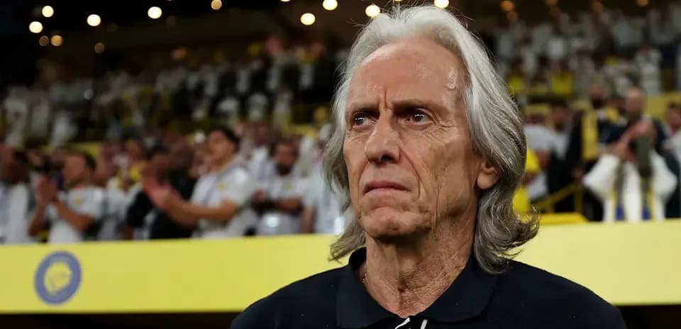 Entrenador observando a la afición en el estadio