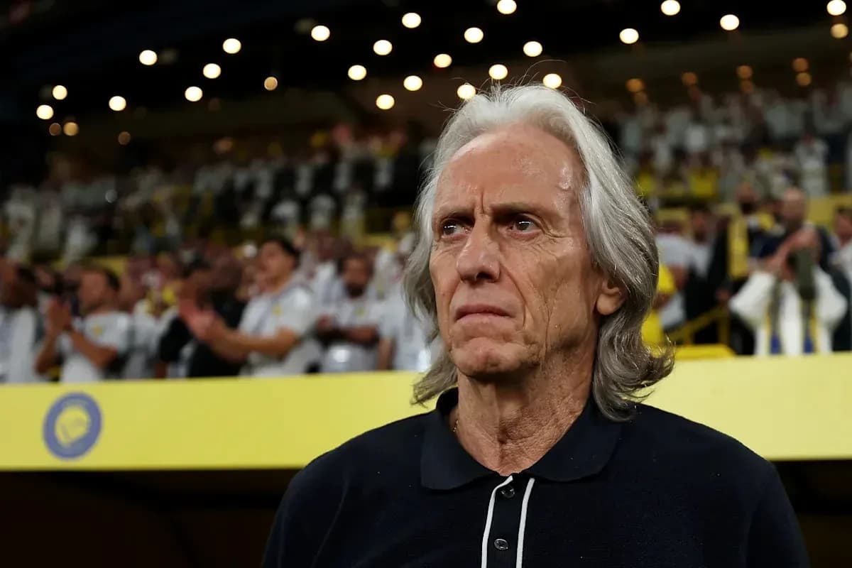 Entrenador observando a la afición en el estadio