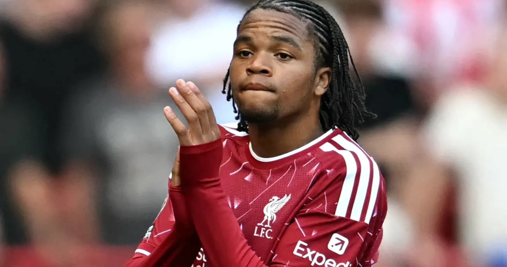 Jugador de Liverpool aplaudiendo en el campo