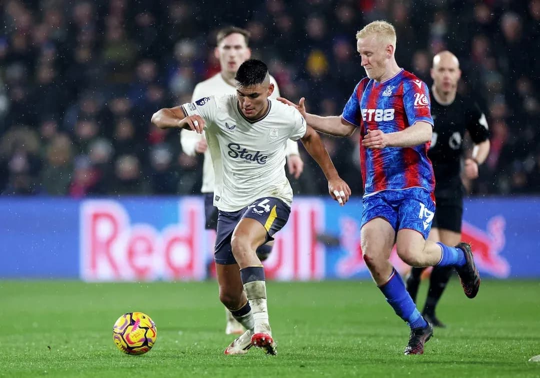 Jugador de Crystal Palace persigue a rival de Everton