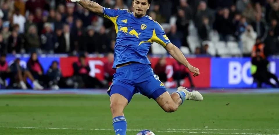 Jugador de Leeds United realizando un disparo a portería