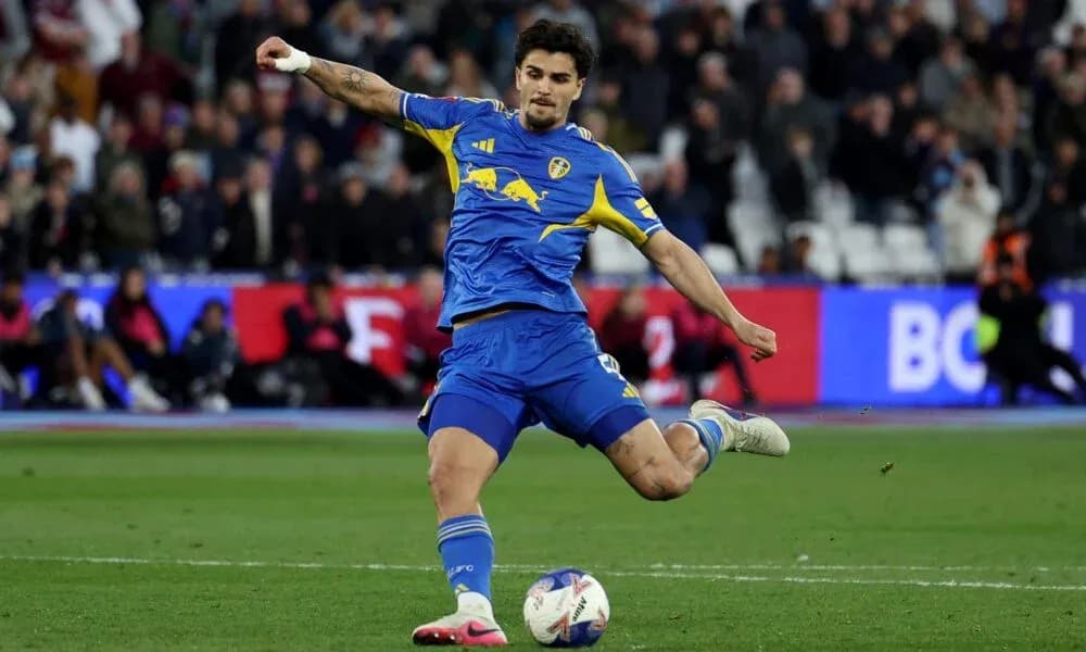 Jugador de Leeds United realizando un disparo a portería
