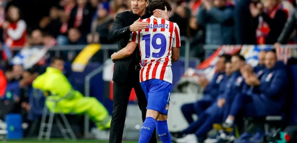 Entrenador abraza a jugador en el campo